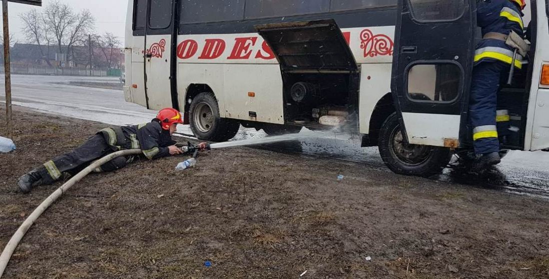 На Київщині загорівся на ходу пасажирський автобус