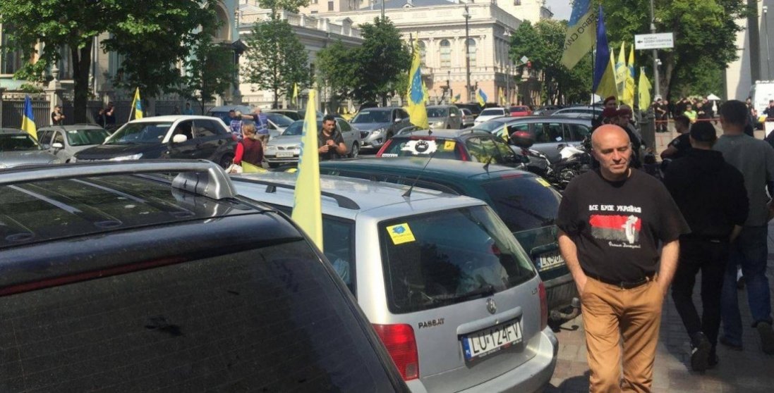 У Києві протестують «євробляхарі»: в центр стягують Нацгвардію