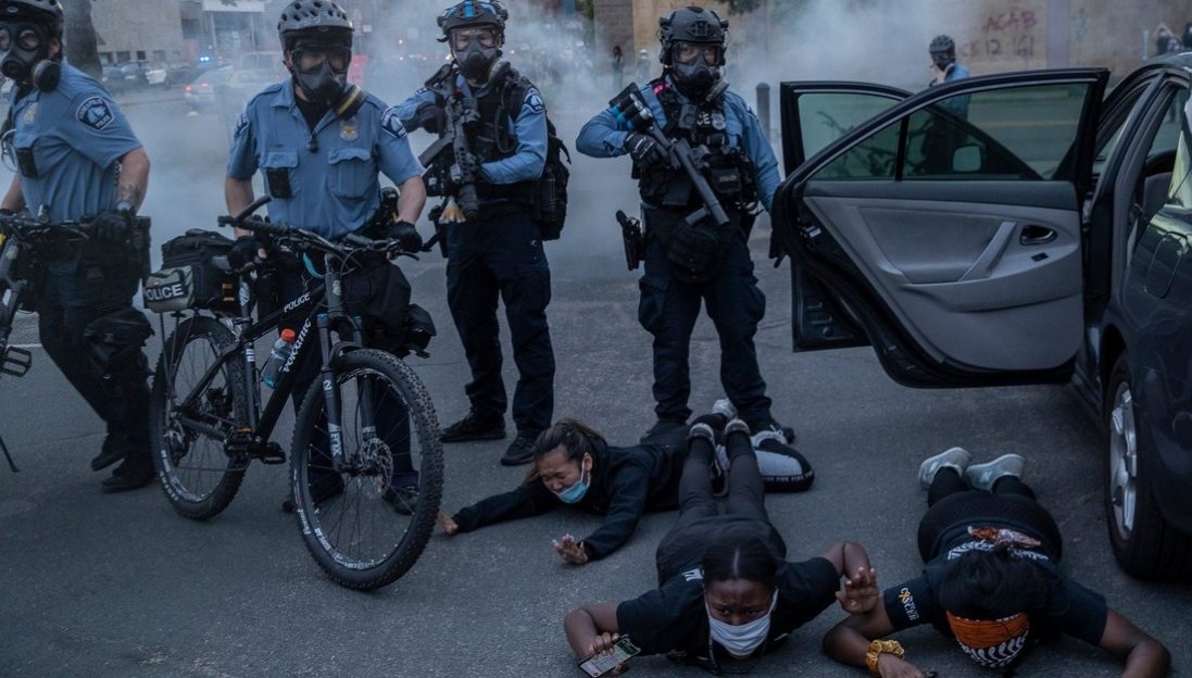 У США «копи» знову задушили афроамериканця: в країні спалахнули нові протести