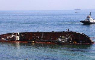 Затонулий танкер на Одещині: знов витекли нафтопродукти