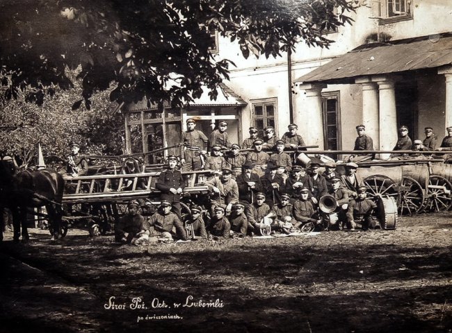 Пожежники з Любомля на фоні Палацу Браницьких, 1925 р. 