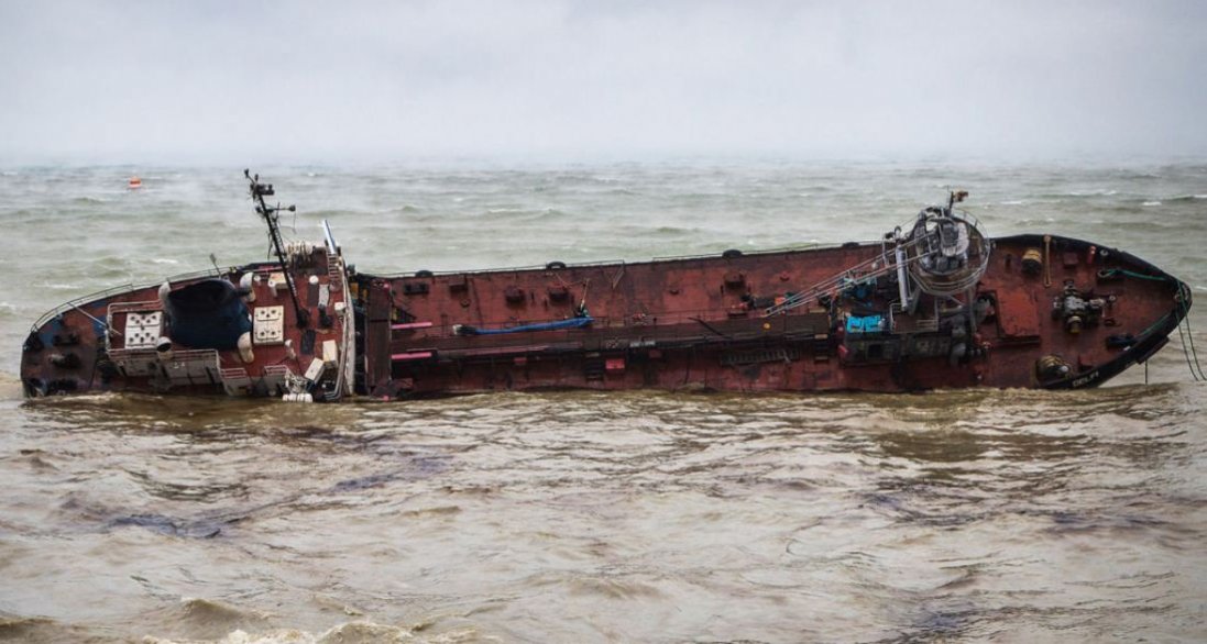 Затонулий танкер на Одещині: зрізають конструкції і механізми
