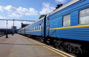 У Києві чоловік хотів на ходу застрибнути у потяг і ледве не звалився на рейки