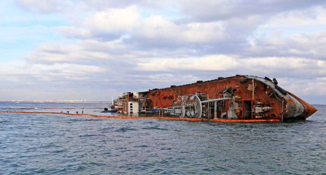 Затонулий танкер на Одещині: з судна відкачують воду