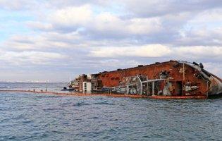 Затонулий танкер на Одещині: з судна відкачують воду