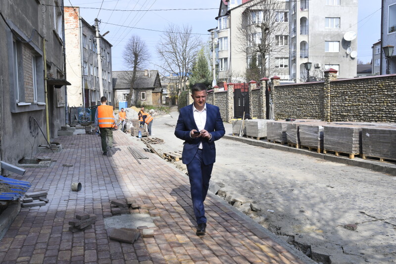 Компанія Андрія Разумовського “Бетон Брук Сервіс” першою у Луцьку почала відновлювати історичне покриття древніх вулиць - бруківку трилінку