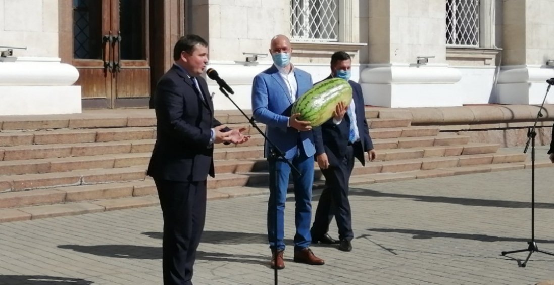 На Херсонщині Шмигалю подарували майже 28-кілограмовий кавун