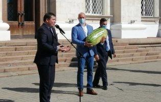 На Херсонщині Шмигалю подарували майже 28-кілограмовий кавун