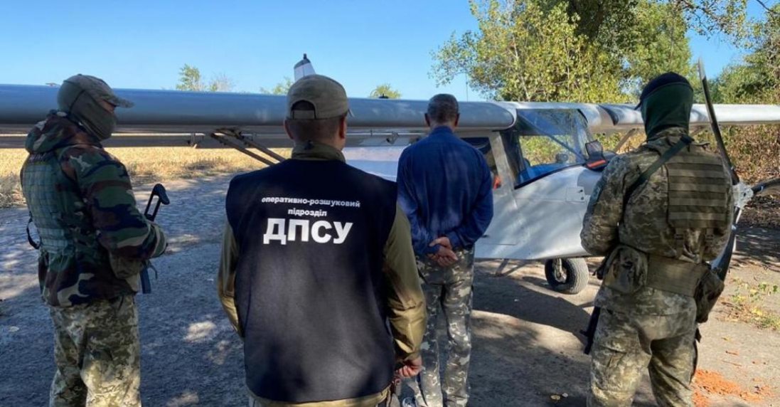 На Черкащині у чоловіка вилучили літак: він незаконно возив сигарети до Румунії