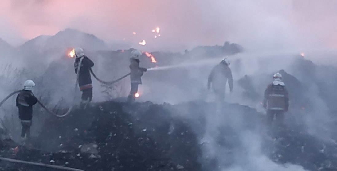 На Житомирщині гасять масштабну пожежу на звалищі