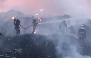 На Житомирщині гасять масштабну пожежу на звалищі