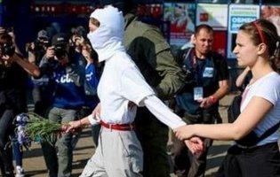 У Білорусі силовики затримують дівчат-демонстрантів