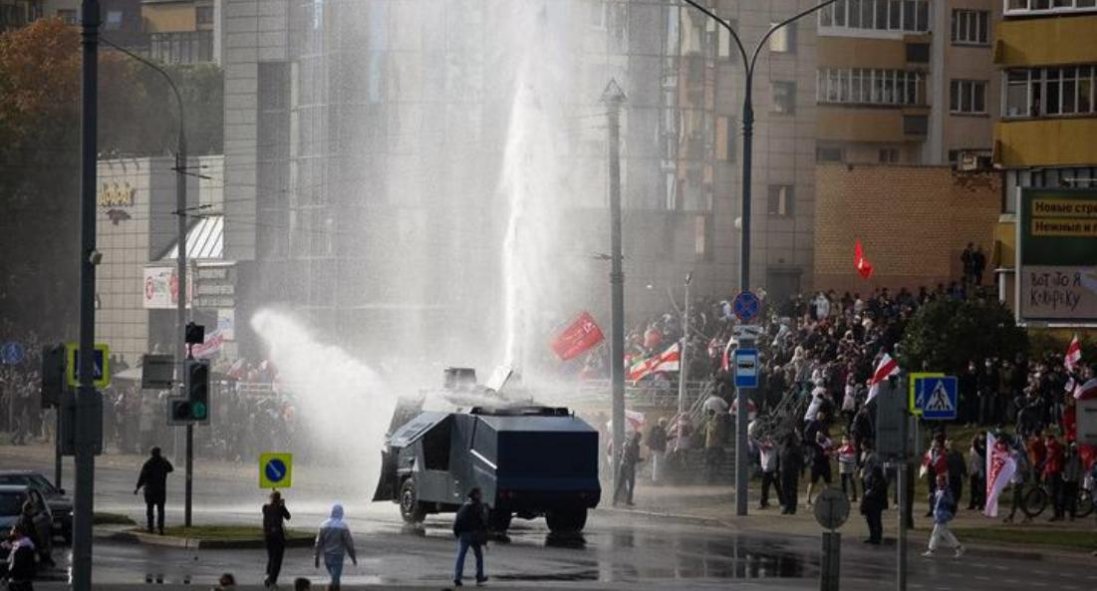 У Мінську протестувальники зламали водомет, який використовували проти них