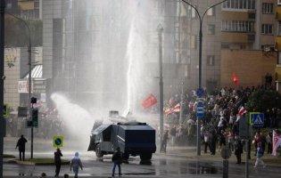 У Мінську протестувальники зламали водомет, який використовували проти них