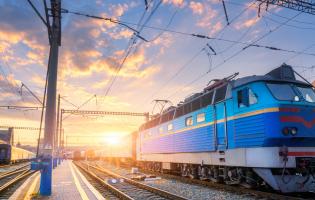 «Укрзалізниця» запроваджує безконтактну оплату у приміських потягах