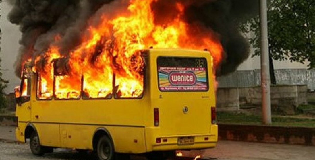 У Києві на ходу загорілася маршрутка з пасажирами