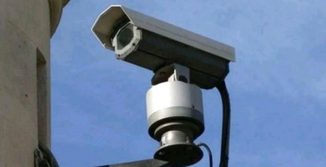 У Луцьку біля обласної лікарні встановлюють камери спостереження