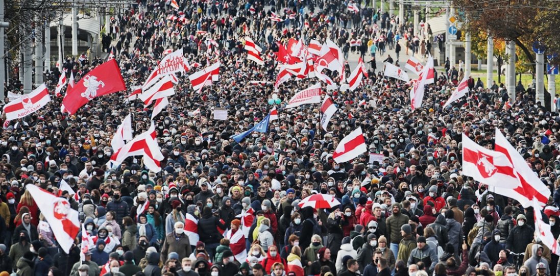 Протести в Мінську: силовики застосували спецзасоби,  лунають  вибухи та постріли