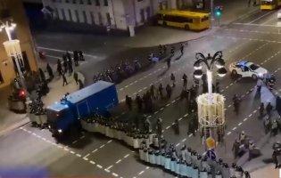 Протести в Білорусі: в столицю стягують військову техніку