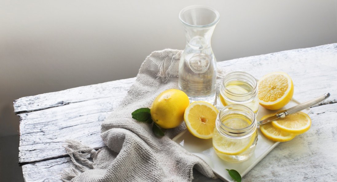 Чому потрібно пити теплу воду з лимоном