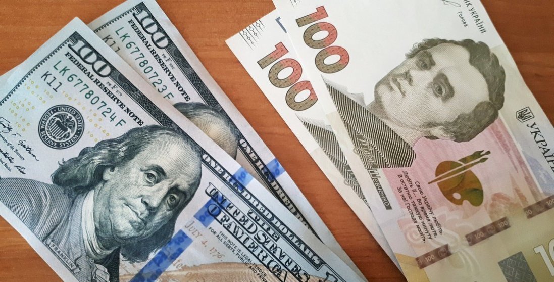 Ціна на долар в Україні поступово зростає
