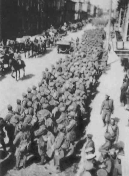 Колона військовополонених солдат австро-угорської армії на вулицях міста Луцька, 1916 р. Фото із колекції М. Денікіної-Грей.