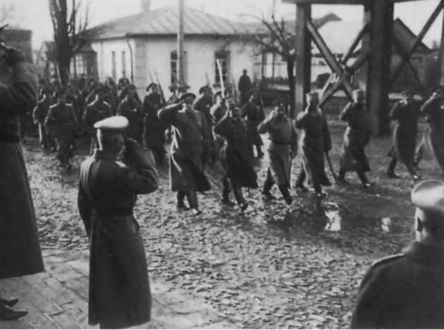 Церемоніальний марш георгіївських кавалерів, м. Рівне. 26 листопада 1915 р. У першому ряді другий зліва - генерал А. Денікін. Фото із колекції М. Денікіної-Грей.