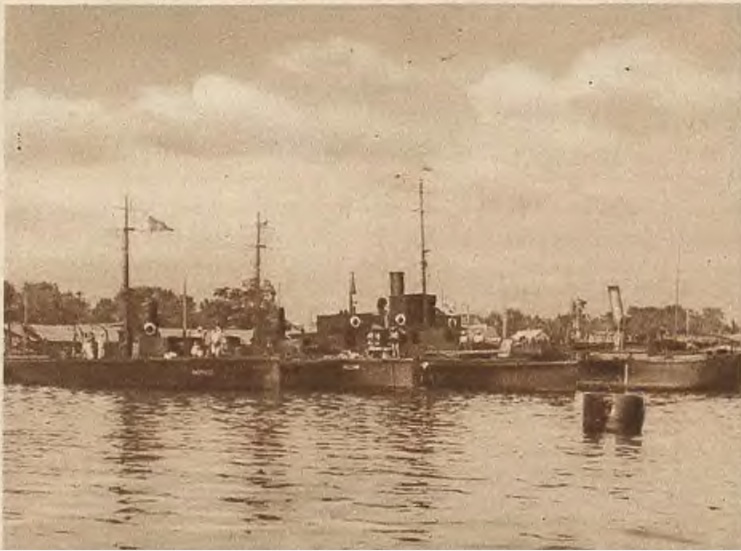 Військова флотилій на річці Прип’ять.
