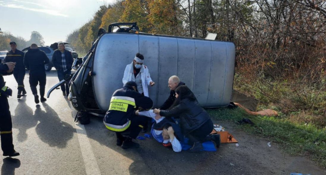 Везла потерпілих після ДТП: на Рівненщині в аварію потрапила «швидка»