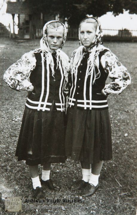 Молоді дівчата в традиційному одязі, 1950 р.