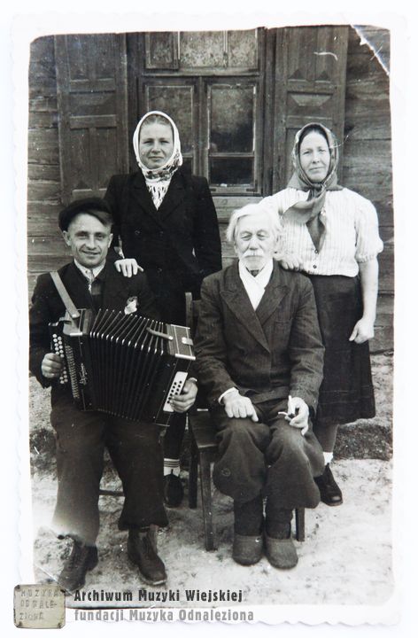 Селяни на фото 1930 року.