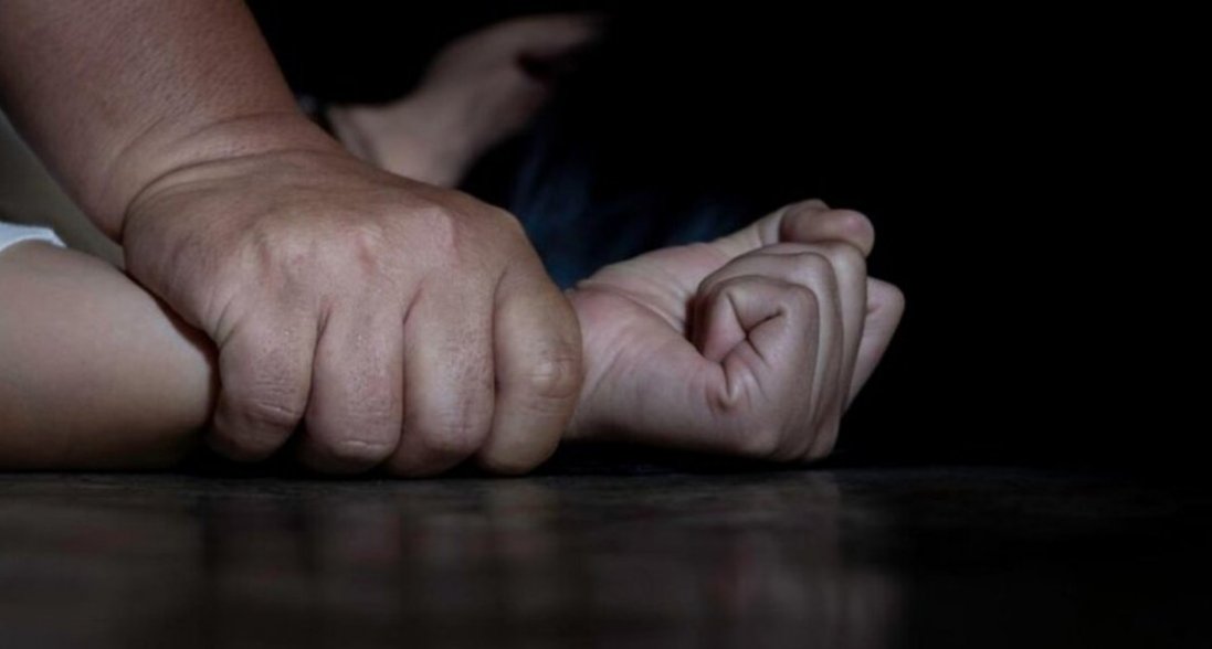 На Сумщині 14-річну дівчину зґвалтували на цвинтарі