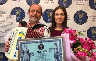 Щоб установити рекорд України, 62-річний музикант 12 годин поспіль грав на гармоніці