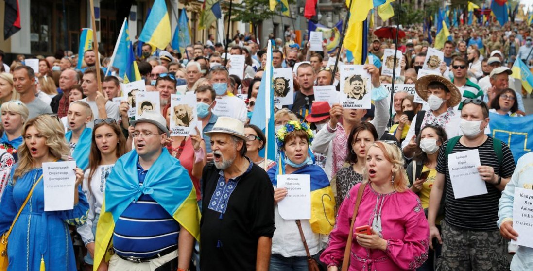 Армія, політики, церква: кому найбільше довірять українці (опитування)