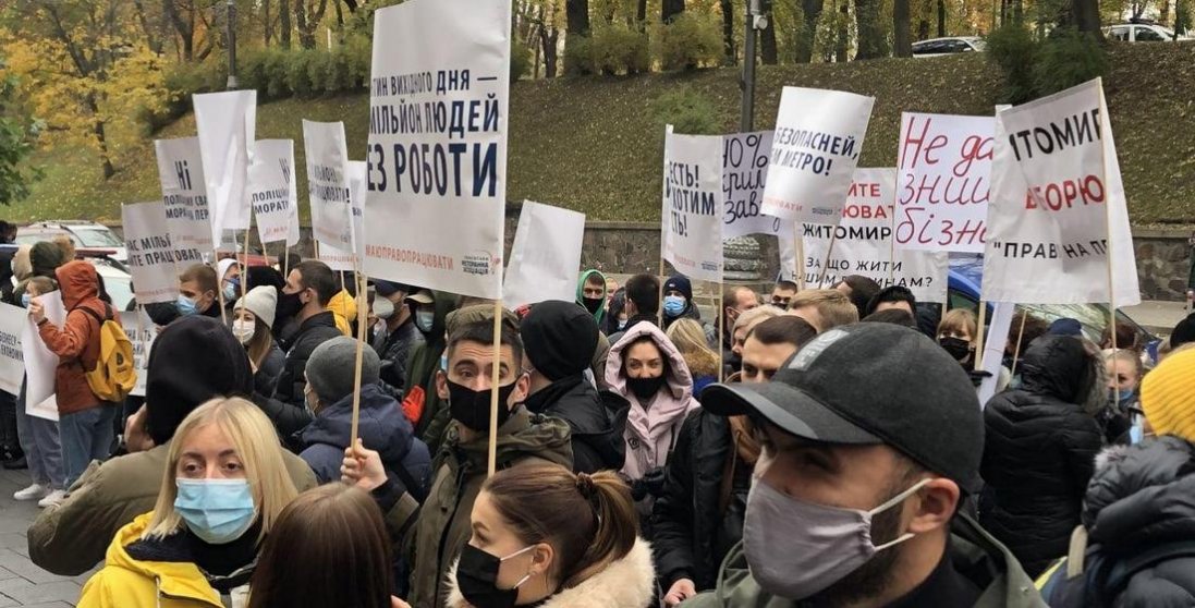 Перекривають траси: українці протестують проти карантину вихідного дня