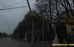 У Луцьку через тролейбус зламався стовп електроопори