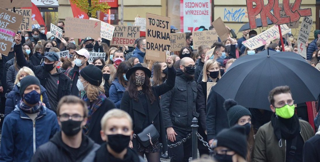 У Польщі поліція зупиняє протести сльозогінним газом