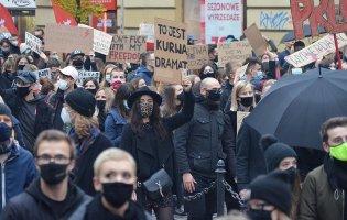 У Польщі поліція зупиняє протести сльозогінним газом
