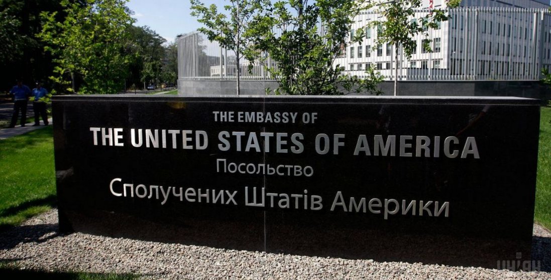 Київські силовики оточили посольство США: що відбувається