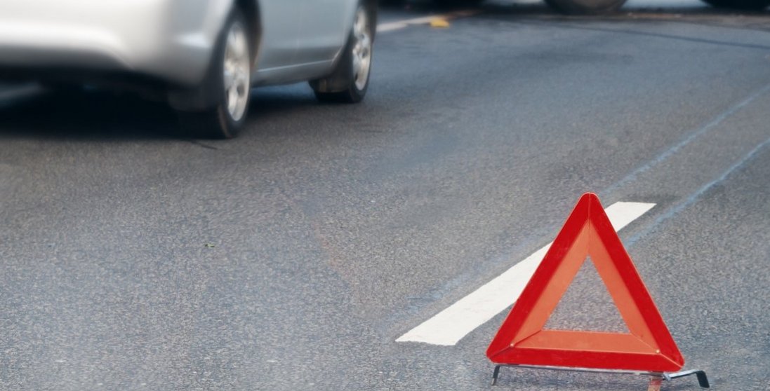 На Кіровоградщині військова вантажівка збила дорожників