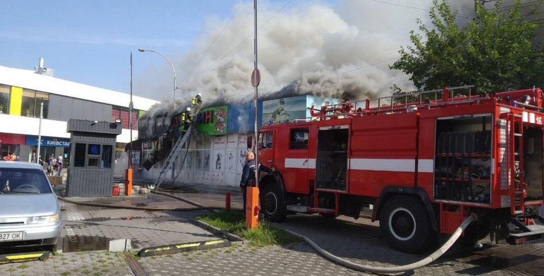 У Харкові загорівся ринок: вогонь знищив 25 павільйонів