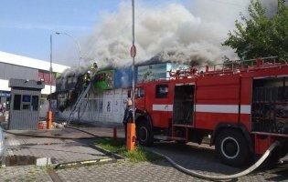 У Харкові загорівся ринок: вогонь знищив 25 павільйонів