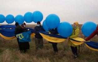 У небо над Кримом запустили 20-метровий прапор України