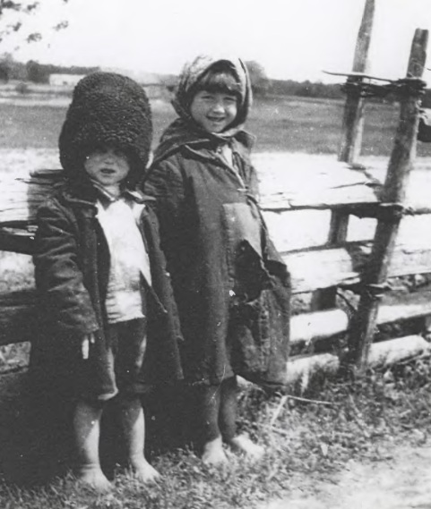 Малі діти в волинському селі