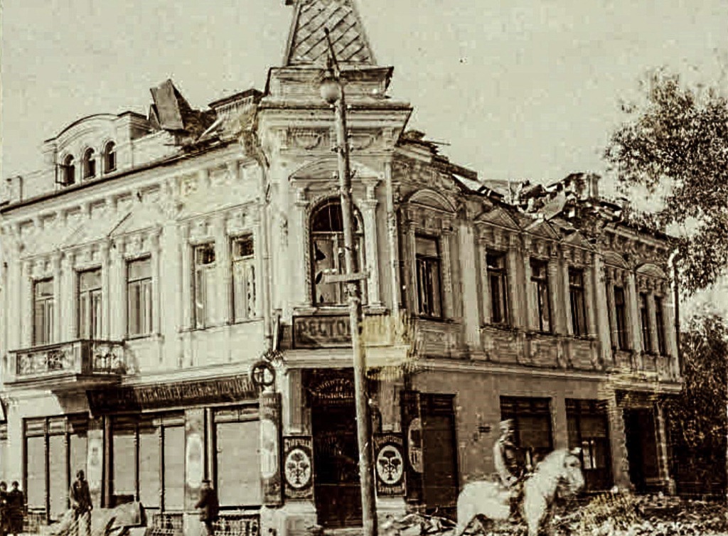 Напис «Ресторан». Будинок знаходиться на розі сучасних вулиць Кривий Вал та Лесі Українки.