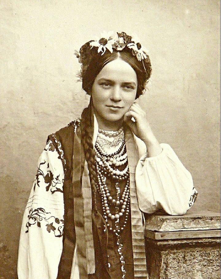 Дівчина з м. Березне на Волині, 1920-ті роки.