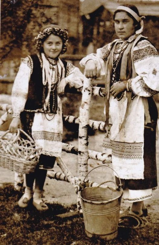 На фото Тетяна і Марія Мотрунічи, м. Березне, Волинь (сучасна Рівненська область), 1930-ті роки. Джерело: Березне Краєзнавчий Музейчик