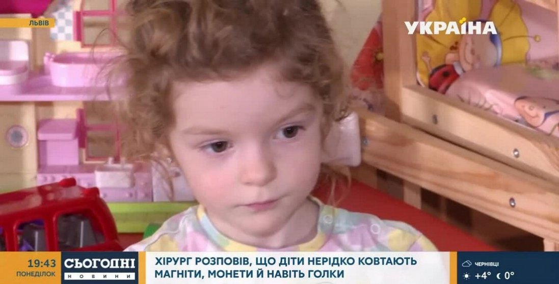 Пробила 7 отворів: у Львові дворічна дівчинка проковтнула іграшку з 31 магніту