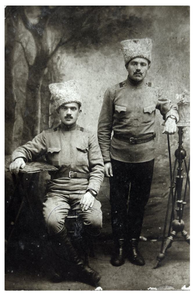 Березнівчанин Черниш Макар (ліворуч).1915 р.