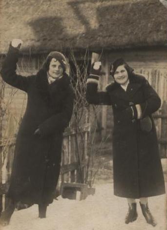 Антоніна Марків(ліворуч) з подругою, 1930-ті рр., м. Березне.